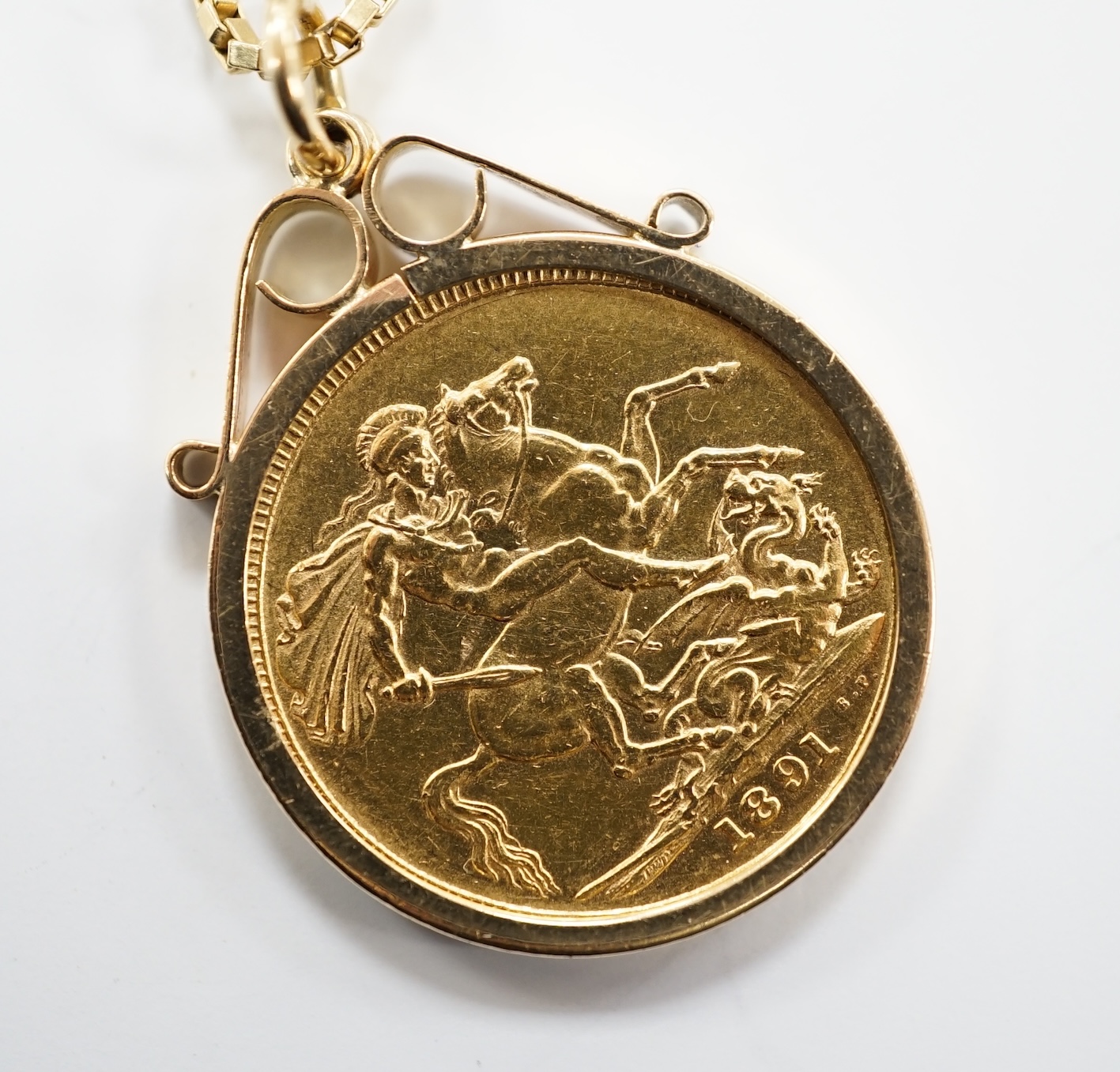 A Victoria 1891 gold sovereign, now in a modern 9ct gold pendant mount, on a yellow metal box link chain